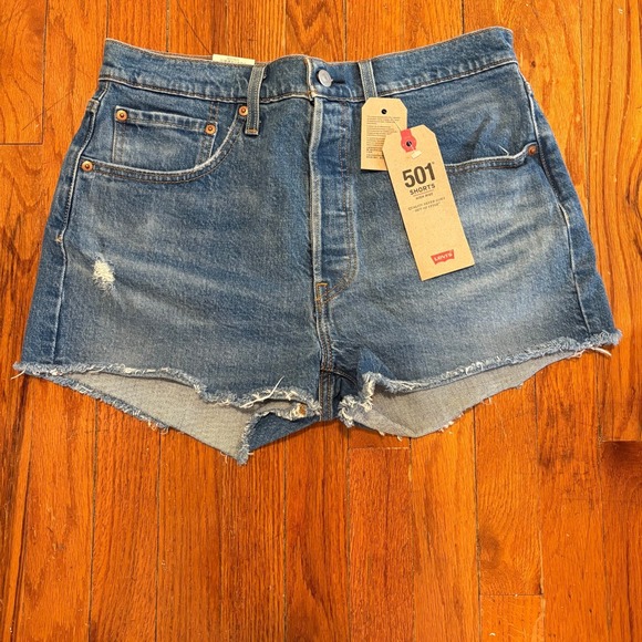 Levis Womens 501 Shorts High Rise Fitted Through Hip Size 30 NWT - Picture 1 of 8